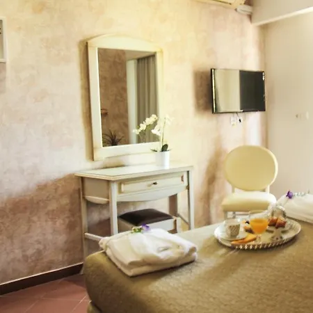 Socrates Plaza Prínos