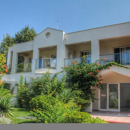 Socrates Plaza Prínos