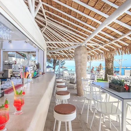 Socrates Plaza Prínos